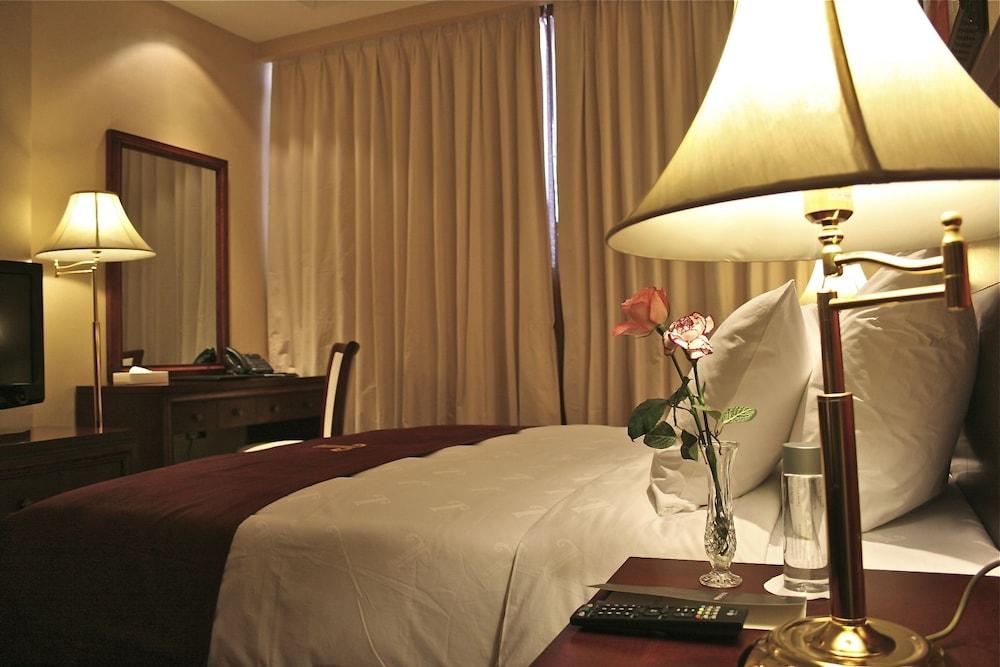 Trianon Royal Hotel Abu Dabi Dış mekan fotoğraf