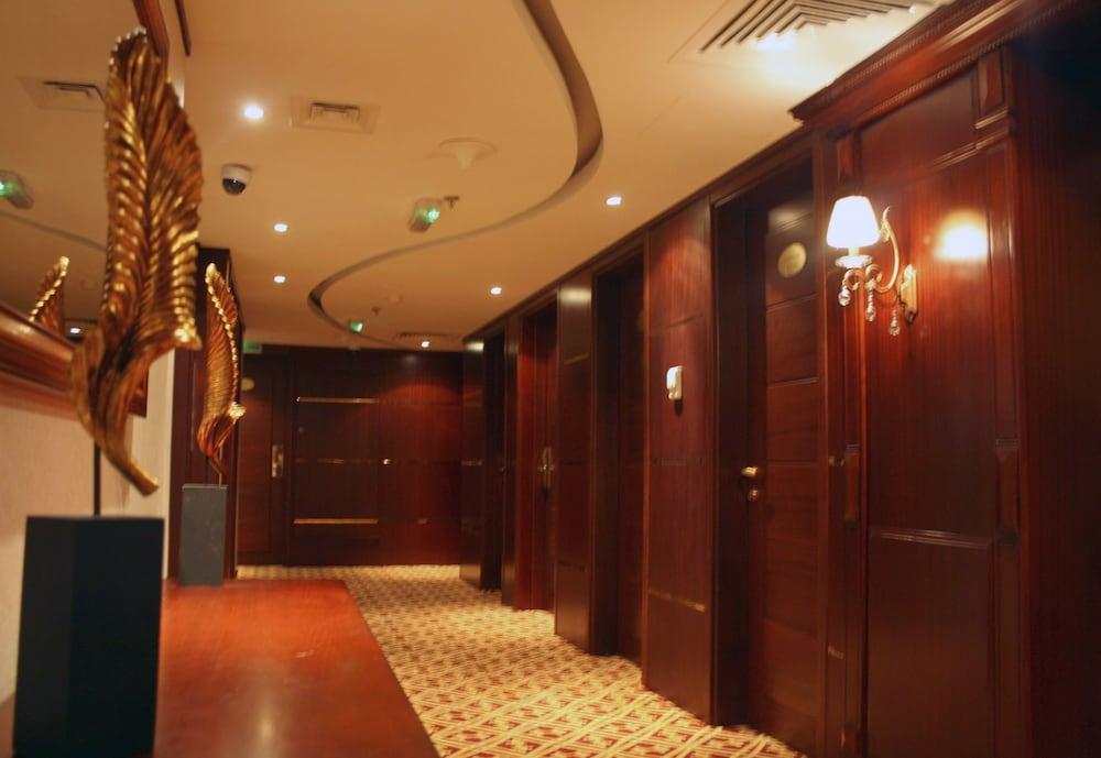 Trianon Royal Hotel Abu Dabi Dış mekan fotoğraf